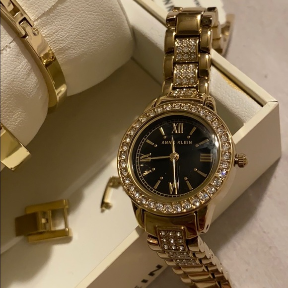 Ladies watch created with Swarovski crystals - Picture 7 of 7